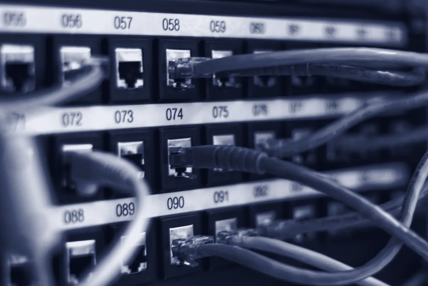 Panel de conexiones de red con cables ordenados