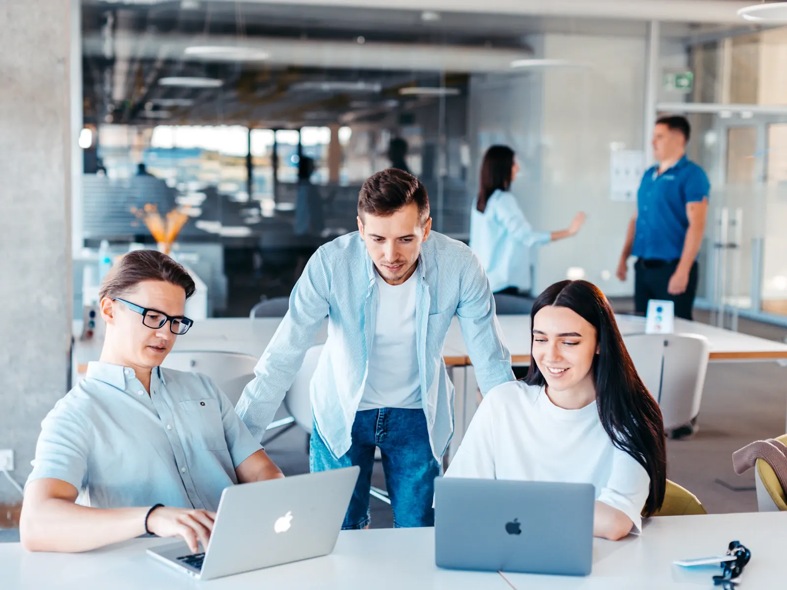 Equipo de MS Soluciones TI revisando un plan de trabajo con el cliente